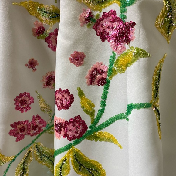 Cassandra Stone Formal Embroidered Flowers Gown
Beautiful condition. Costume - Picture 5 of 5